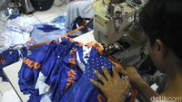 Memasuki masa kampanye Pilkada, konveksi Sinergi Adv Nusantara di Jakarta mengalami lonjakan permintaan. Produksi kaos meningkat hingga 500 ribu per bulan.  