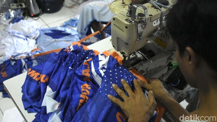 Kampanye Pilkada 2024, Konveksi Banjir Onderan Kaos Cakada Memasuki masa kampanye Pilkada 2024, permintaan kaos bergambar calon kepala daerah meningkat tajam. Sejumlah konveksi pun kebanjiaran order.