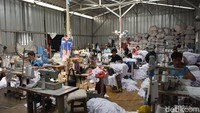 Berlokasi di Jakarta, konveksi ini mampu memproduksi ribuan kaos setiap harinya untuk memenuhi permintaan dari berbagai calon kepala daerah.  