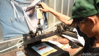 Proses produksi dilakukan dengan teliti, mulai dari pemotongan kain, penyablona, hingga pengepakan.  
