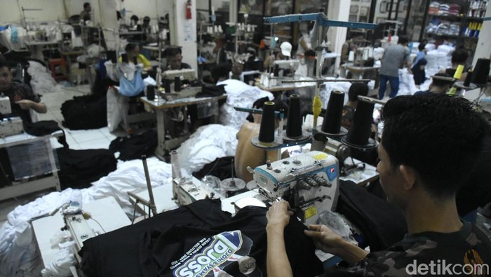 Kampanye Pilkada 2024, Konveksi Banjir Onderan Kaos Cakada Memasuki masa kampanye Pilkada 2024, permintaan kaos bergambar calon kepala daerah meningkat tajam. Sejumlah konveksi pun kebanjiaran order.
