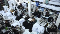 Pekerja memproduksi kaos kampanye calon kepala daerah di konveksi Sinergi Adv Nusantara, Jakarta, Selasa (31/10/2024).  