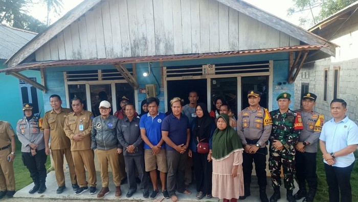 Kapolres Bangka Tengah AKBP Pradana Aditya Nugraha bersama forkopimda memulangkan Azahar ke rumahnya.