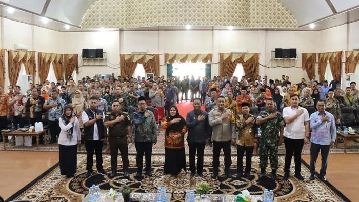Kapolres dan Plt bupati saat acara pertemuan membahas Pilkada Rokan Hilir (Dok Polres Rohil)