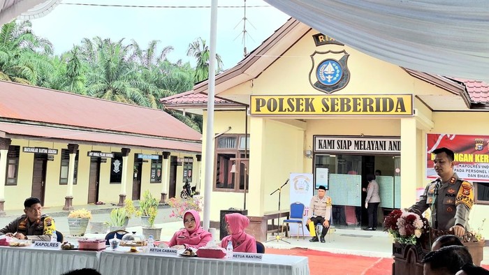 Kapolres Indragiri Hulu AKBP Fahrian Siregar saat berkunjung ke Polsek Seberida. (Dok Humas Polres Inhu)