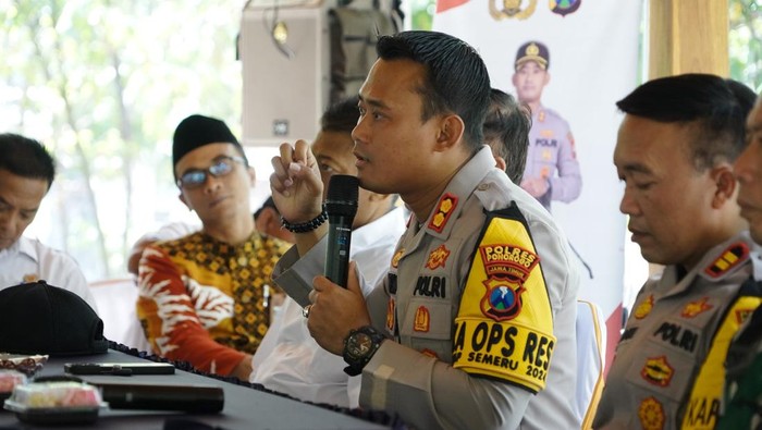 Kapolres Ponorogo saat memberikan bantuan