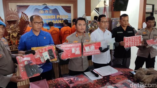 Kapolres Tabanan AKBP Chandra Citra Kesuma saat merilis kasus di Mapolres Tabanan, Bali, Kamis (31/10/2024).