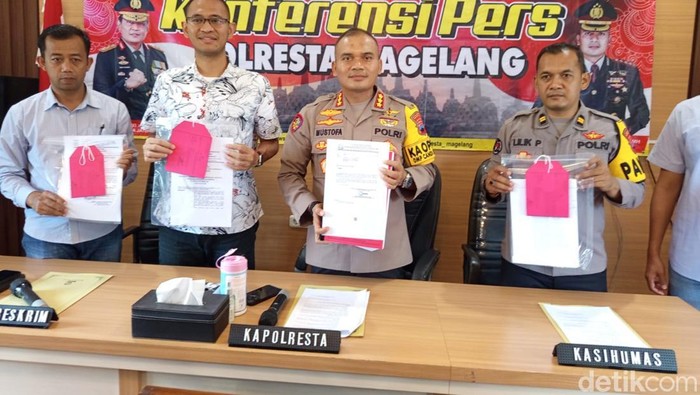 Kapolresta Magelang Kombes Mustofa memperlihatkan berkas perkara dugaan pungli, Kamis (3/10/2024).