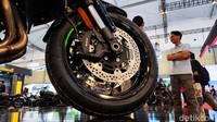 Kawasaki Versys 1100 baru punya dimensi panjang 2.270 mm, lebar 950 mm dan tinggi 1.530 mm. Sementara jarak sumbu rodanya 1.520 mm dan ground clearance-nya 150 mm. Foto: Septian Farhan Nurhuda / detikOto