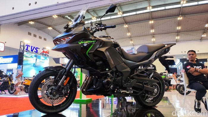 Kawasaki Versys 1100. Kawasaki Versys 1100.