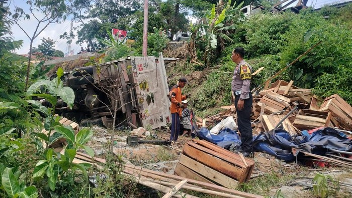 Penampakan truk yang masuk jurang di Kledung, Temanggung, Kamis (31/10/2024).