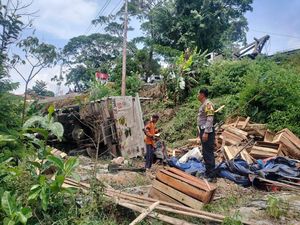 Diduga Hilang Kendali, Truk Isi Salak Nyemplung Jurang 10 Meter di Temanggung