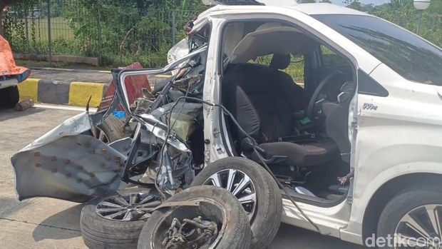 Penampakan mobil kru TvOne yang ditabrak truk dari belakang di Tol Pemalang, Kamis (31/10/2024).