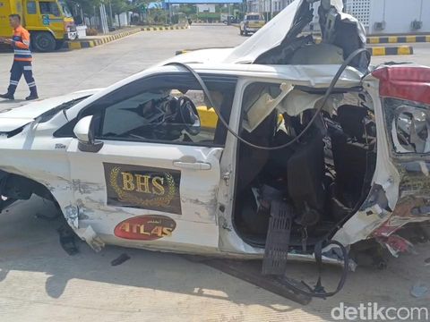 Penampakan mobil kru TvOne yang ditabrak truk dari belakang di Tol Pemalang, Kamis (31/10/2024).