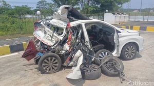 Sederet Foto Ringseknya Mobil TvOne Usai Dihantam Truk di Tol Pemalang