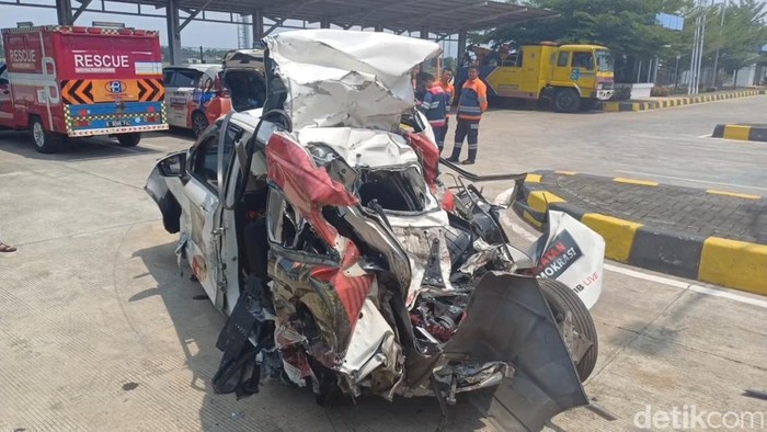Penampakan mobil kru TvOne yang ditabrak truk dari belakang di Tol Pemalang, Kamis (31/10/2024).
