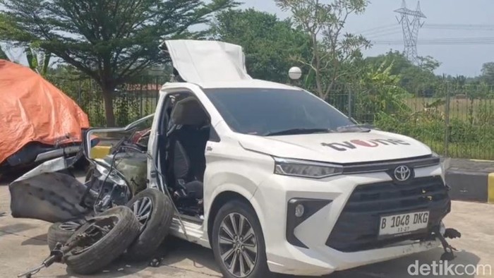 Penampakan mobil kru TvOne yang ditabrak truk dari belakang di Tol Pemalang, Kamis (31/10/2024).