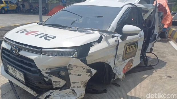 Penampakan mobil kru TvOne yang ditabrak truk dari belakang di Tol Pemalang, Kamis (31/10/2024).