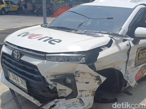Penampakan mobil kru TvOne yang ditabrak truk dari belakang di Tol Pemalang, Kamis (31/10/2024).