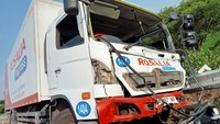 Kondisi truk boks Rosalia yang terlibat kecelakaan dengan mobil Tim TvOne di Tol Pemalang, Jateng, Kamis (31/10/2024). Foto: dok Istimewa.