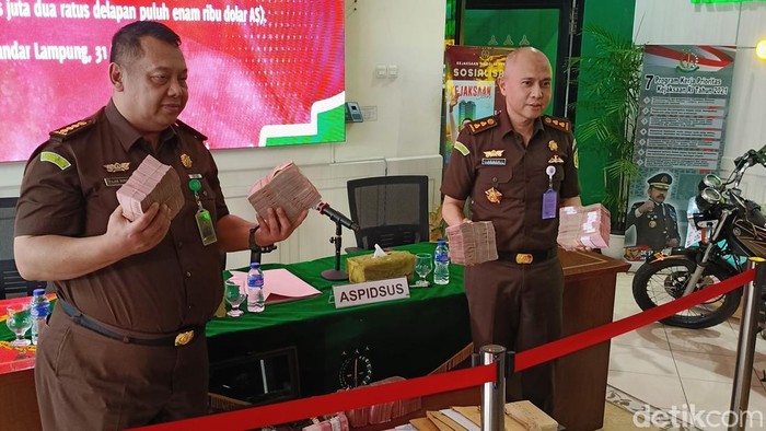 Kejari menyita uang senilai Rp 2 miliar usai penggeledahan sejumlah rumah di Lampung terkait kasus dugaan korupsi BUMD.