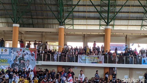 Para pelajar antusias mengikuti Kejurnas Taekwondo di Lombok Barat, Kamis (31/10/2024). (Ahmad Viqi/detikBali).