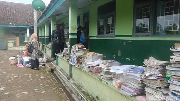 Kondisi MI yang temboknya jebol usai tertimpa material tanah longsor.