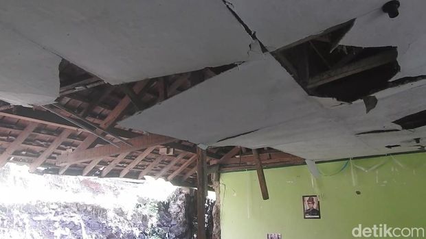 Kondisi MI yang temboknya jebol usai tertimpa material tanah longsor.