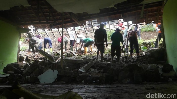 Kondisi MI yang temboknya jebol usai tertimpa material tanah longsor.