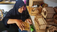 Perajin menata kerajinan yang terbuat dari kayu di salah satu industri rumahan di Bekasi, Jawa Barat, Rabu (30/10/2024).