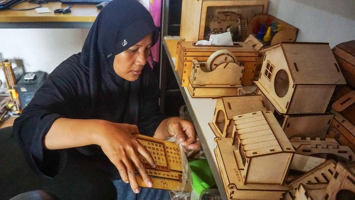 Kerajinan Kayu Asal Bekasi Ini Tembus Pasar Luar Negeri Pekerja menyelesaikan kerajinan hiasan miniatur kayu di salah satu industri rumahan di Bekasi, Jawa Barat, Rabu (30/10/2024). Hasil kerajinan miniatur kayu dengan beragam bentuk tersebut dijual seharga Rp50.000-Rp350.000 per unit dan telah diekspor ke Singapura, Malaysia, dan Thailand melalui pemasaran secara daring. ANTARA FOTO/Aditya Nugroho/app/YU