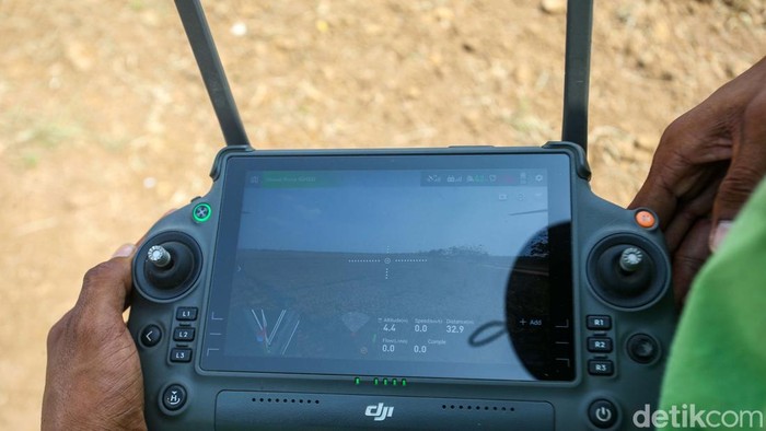Keren! Petani Subang Gunakan Drone untuk Bunuh Hama Padi Petani di Subang Jawa Barat, memanfaatkan drone untuk pertanian. Drone ini digunakan untuk menyebar pestisida pembunuh hama.