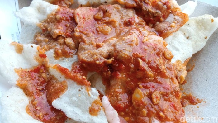 Kerupuk sambal khas Cirebon.