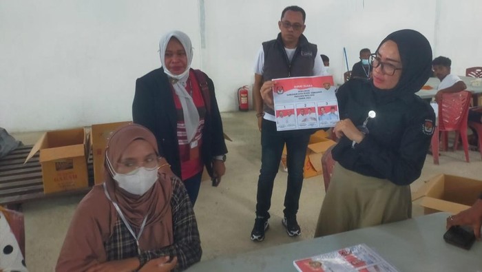 Ketua Bawaslu Kepulauan Aru, Alan Roberto Jacobus saat mengawasi pelipatan surat suara.