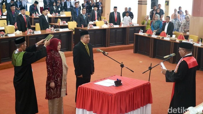 Ketua DPRD Bone Andi Tenri Walinonong dan Wakil Ketua II DPRD Bone Irwandi Burhan resmi dilantik.