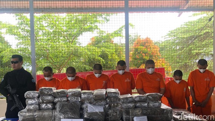 Ketujuh pelaku saat dihadirkan BNNP Sumbar dalam pemusnahan barang bukti di HBT Padang (do. M. Afdal Afrianto/detikSumut).
