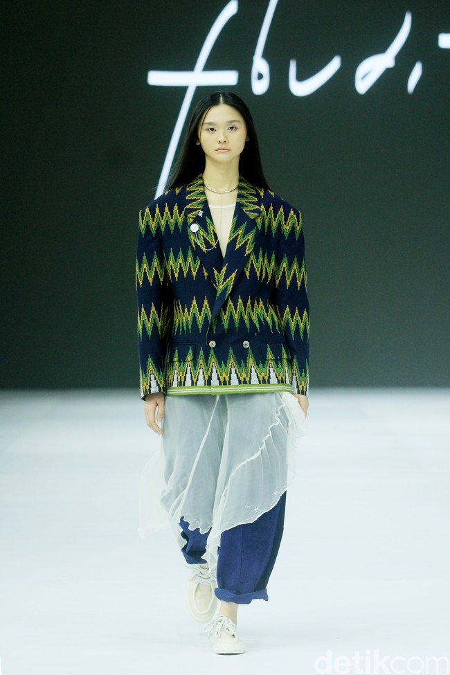 Fashion show koleksi busana terbaru desainer Felicia Budi melalui label Fbudi di ajang Jakarta Fashion Week [JFW] 2025, di City Hall, Pondok Indah mall 3, Jakarta Selatan, Selasa [23/10/2024]. Fbudi mengolah Tenun Sobi khas Suku Bugis menjadi baju-baju stylish mulai dari outerwear aksen layering, celana pendek, trench coat, dress hingga topi. Foto: Mohammad Abduh/detikcom.