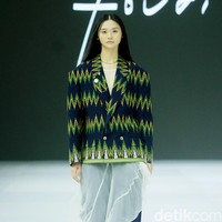 Fashion show koleksi busana terbaru desainer Felicia Budi melalui label Fbudi di ajang Jakarta Fashion Week [JFW] 2025, di City Hall, Pondok Indah mall 3, Jakarta Selatan, Selasa [23/10/2024]. Fbudi mengolah Tenun Sobi khas Suku Bugis menjadi baju-baju stylish mulai dari outerwear aksen layering, celana pendek, trench coat, dress hingga topi. Foto: Mohammad Abduh/detikcom.