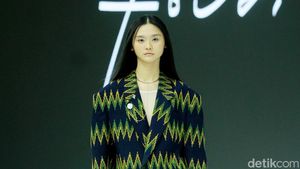 8 Koleksi Fbudi di Jakarta Fashion Week 2025 Hadirkan Tenun Suku Bugis