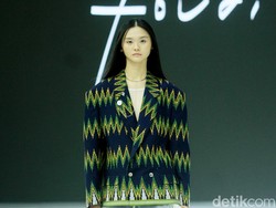8 Koleksi Fbudi di Jakarta Fashion Week 2025 Hadirkan Tenun Suku Bugis
