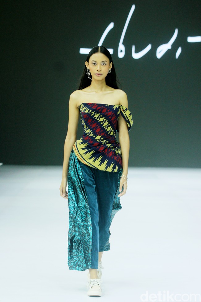 Fashion show koleksi busana terbaru desainer Felicia Budi melalui label Fbudi di ajang Jakarta Fashion Week [JFW] 2025, di City Hall, Pondok Indah mall 3, Jakarta Selatan, Selasa [23/10/2024]. Fbudi mengolah Tenun Sobi khas Suku Bugis menjadi baju-baju stylish mulai dari outerwear aksen layering, celana pendek, trench coat, dress hingga topi. Foto: Mohammad Abduh/detikcom.