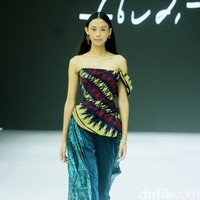 Fashion show koleksi busana terbaru desainer Felicia Budi melalui label Fbudi di ajang Jakarta Fashion Week [JFW] 2025, di City Hall, Pondok Indah mall 3, Jakarta Selatan, Selasa [23/10/2024]. Fbudi mengolah Tenun Sobi khas Suku Bugis menjadi baju-baju stylish mulai dari outerwear aksen layering, celana pendek, trench coat, dress hingga topi. Foto: Mohammad Abduh/detikcom.