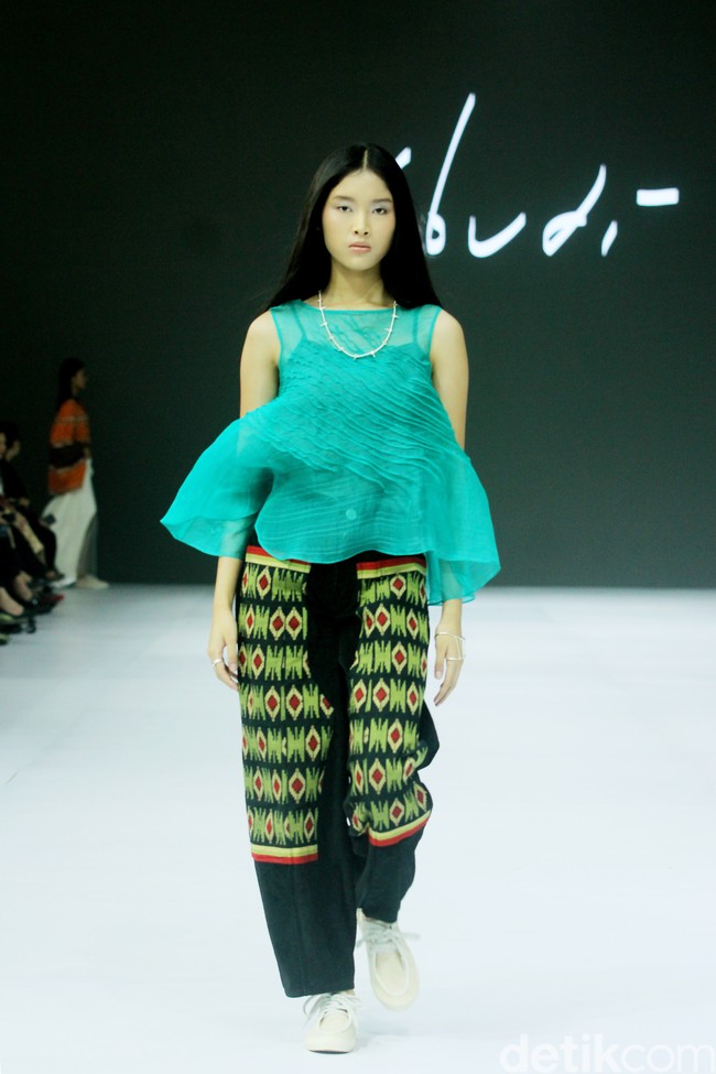 Fashion show koleksi busana terbaru desainer Felicia Budi melalui label Fbudi di ajang Jakarta Fashion Week [JFW] 2025, di City Hall, Pondok Indah mall 3, Jakarta Selatan, Selasa [23/10/2024]. Fbudi mengolah Tenun Sobi khas Suku Bugis menjadi baju-baju stylish mulai dari outerwear aksen layering, celana pendek, trench coat, dress hingga topi. Foto: Mohammad Abduh/detikcom.