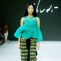 Fashion show koleksi busana terbaru desainer Felicia Budi melalui label Fbudi di ajang Jakarta Fashion Week [JFW] 2025, di City Hall, Pondok Indah mall 3, Jakarta Selatan, Selasa [23/10/2024]. Fbudi mengolah Tenun Sobi khas Suku Bugis menjadi baju-baju stylish mulai dari outerwear aksen layering, celana pendek, trench coat, dress hingga topi. Foto: Mohammad Abduh/detikcom.