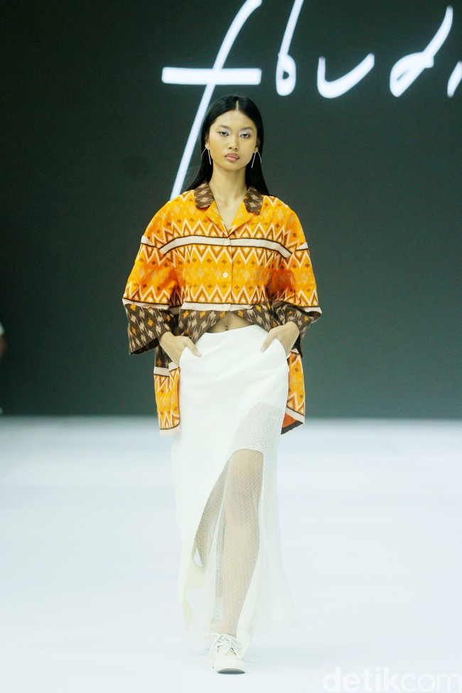 Fashion show koleksi busana terbaru desainer Felicia Budi melalui label Fbudi di ajang Jakarta Fashion Week [JFW] 2025, di City Hall, Pondok Indah mall 3, Jakarta Selatan, Selasa [23/10/2024]. Fbudi mengolah Tenun Sobi khas Suku Bugis menjadi baju-baju stylish mulai dari outerwear aksen layering, celana pendek, trench coat, dress hingga topi. Foto: Mohammad Abduh/detikcom.