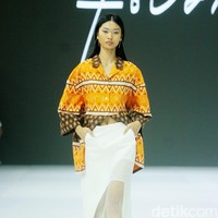Fashion show koleksi busana terbaru desainer Felicia Budi melalui label Fbudi di ajang Jakarta Fashion Week [JFW] 2025, di City Hall, Pondok Indah mall 3, Jakarta Selatan, Selasa [23/10/2024]. Fbudi mengolah Tenun Sobi khas Suku Bugis menjadi baju-baju stylish mulai dari outerwear aksen layering, celana pendek, trench coat, dress hingga topi. Foto: Mohammad Abduh/detikcom.