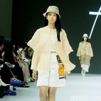 Fashion show koleksi busana terbaru desainer Felicia Budi melalui label Fbudi di ajang Jakarta Fashion Week [JFW] 2025, di City Hall, Pondok Indah mall 3, Jakarta Selatan, Selasa [23/10/2024]. Fbudi mengolah Tenun Sobi khas Suku Bugis menjadi baju-baju stylish mulai dari outerwear aksen layering, celana pendek, trench coat, dress hingga topi. Foto: Mohammad Abduh/detikcom.