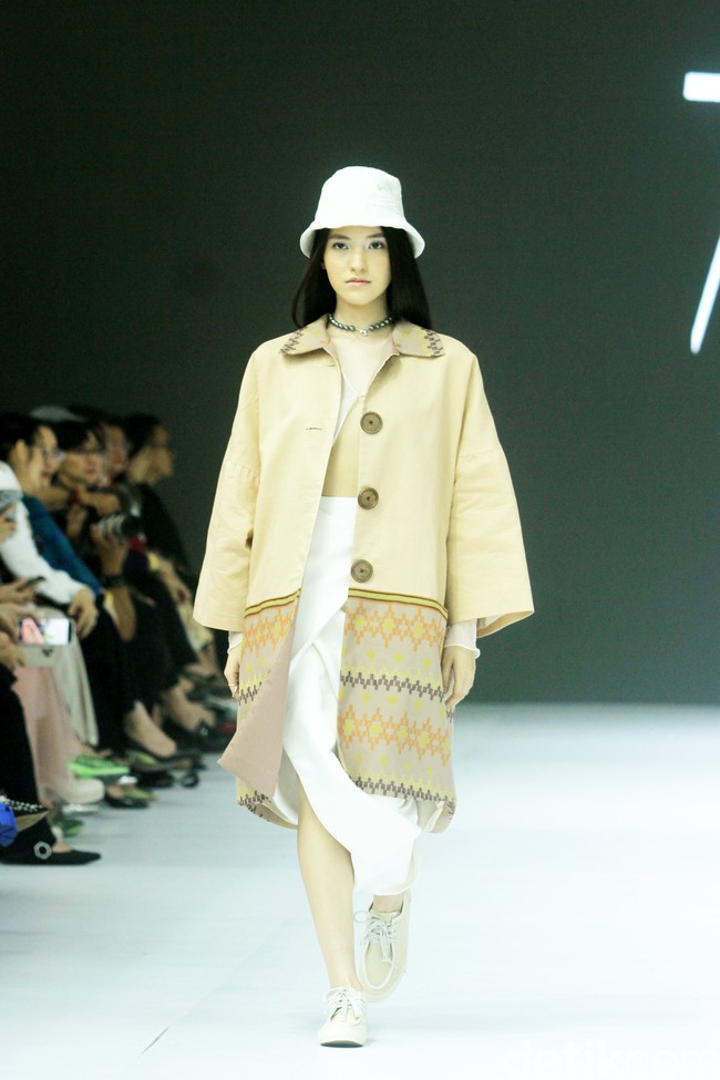 Fashion show koleksi busana terbaru desainer Felicia Budi melalui label Fbudi di ajang Jakarta Fashion Week [JFW] 2025, di City Hall, Pondok Indah mall 3, Jakarta Selatan, Selasa [23/10/2024]. Fbudi mengolah Tenun Sobi khas Suku Bugis menjadi baju-baju stylish mulai dari outerwear aksen layering, celana pendek, trench coat, dress hingga topi. Foto: Mohammad Abduh/detikcom.