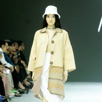 Fashion show koleksi busana terbaru desainer Felicia Budi melalui label Fbudi di ajang Jakarta Fashion Week [JFW] 2025, di City Hall, Pondok Indah mall 3, Jakarta Selatan, Selasa [23/10/2024]. Fbudi mengolah Tenun Sobi khas Suku Bugis menjadi baju-baju stylish mulai dari outerwear aksen layering, celana pendek, trench coat, dress hingga topi. Foto: Mohammad Abduh/detikcom.