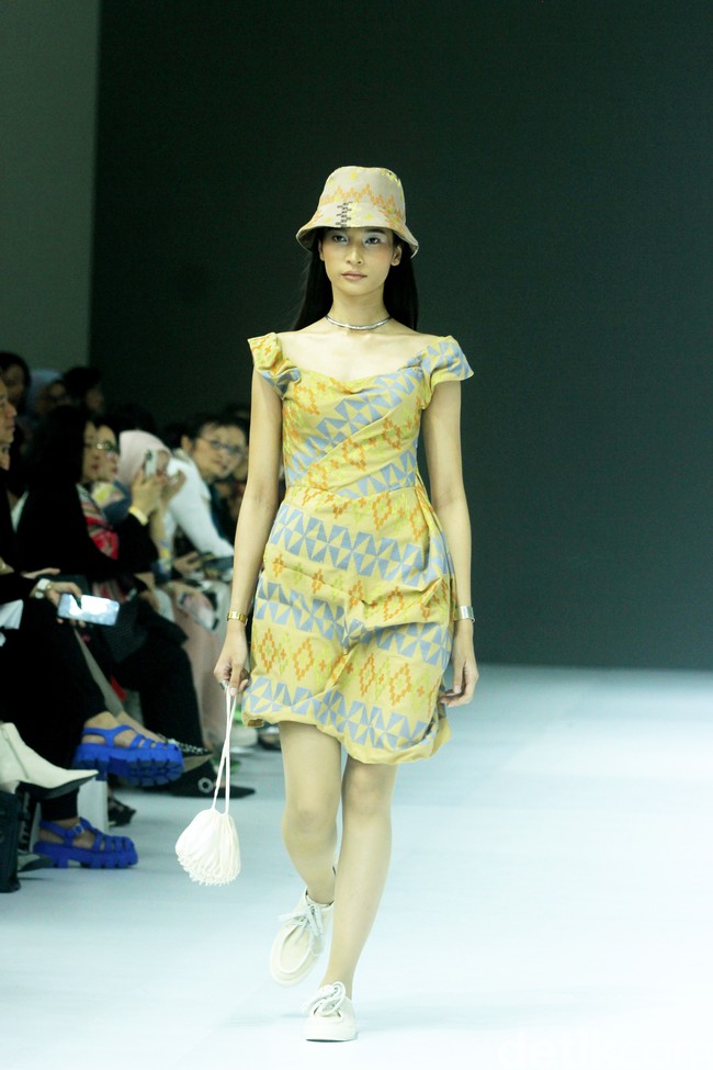 Fashion show koleksi busana terbaru desainer Felicia Budi melalui label Fbudi di ajang Jakarta Fashion Week [JFW] 2025, di City Hall, Pondok Indah mall 3, Jakarta Selatan, Selasa [23/10/2024]. Fbudi mengolah Tenun Sobi khas Suku Bugis menjadi baju-baju stylish mulai dari outerwear aksen layering, celana pendek, trench coat, dress hingga topi. Foto: Mohammad Abduh/detikcom.